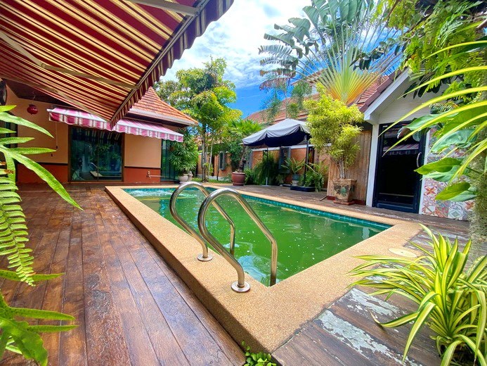 House for sale Bangsaray showing the private pool and garden 