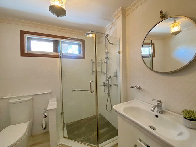 House for sale Bangsaray showing the second bathroom 
