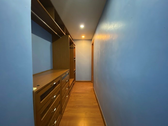 House for sale Bangsaray showing the walk-in wardrobes 