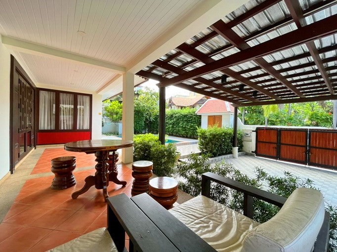House for rent Central Pattaya showing the covered terrace 