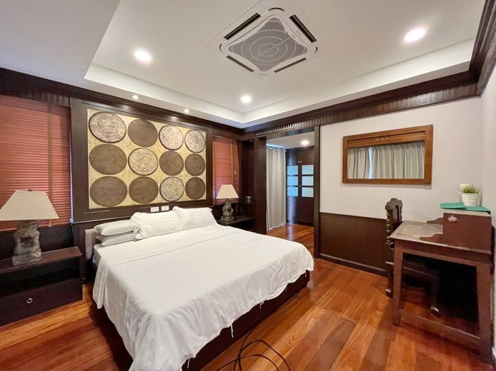 House for rent Central Pattaya showing the master bedroom suite 