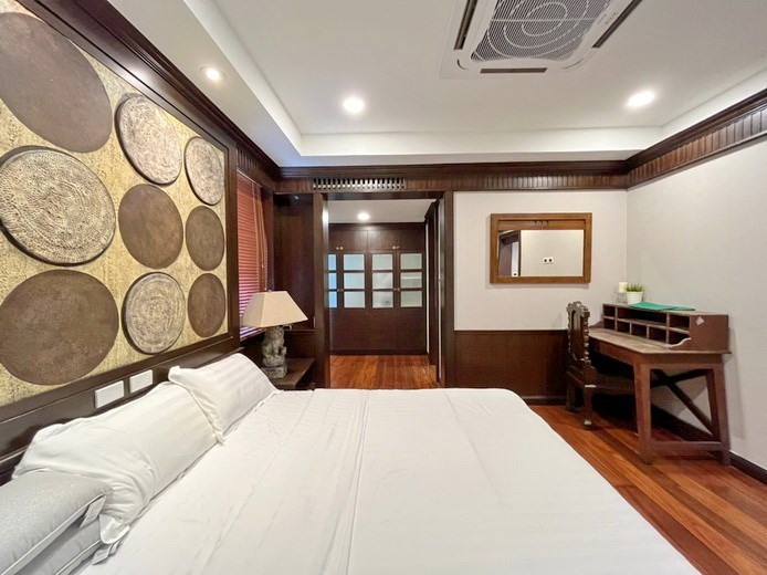 House for rent Central Pattaya showing the master bedroom and wardrobes 