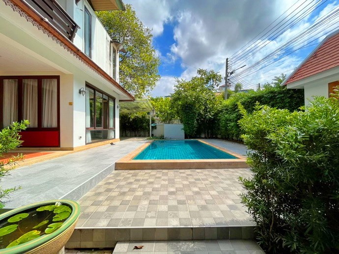 House for rent Central Pattaya showing the poolside terrace 