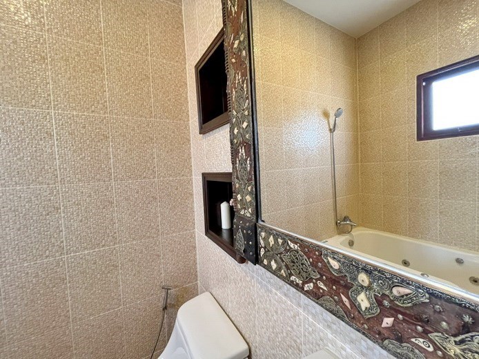 House for rent Central Pattaya showing the second bathroom 