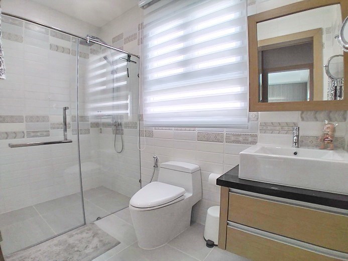 House for sale East Pattaya showing a bathroom House for sale East Pattaya showing a bathroom