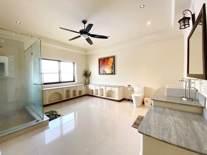 House for sale East Pattaya showing a further bathroom 