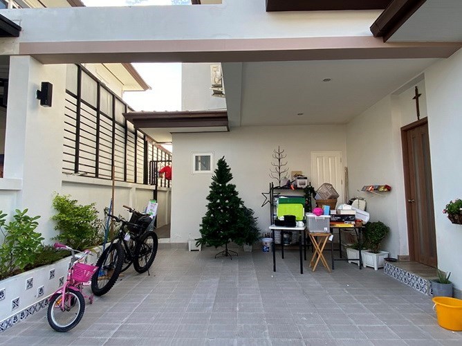 House for sale East Pattaya showing the carport 