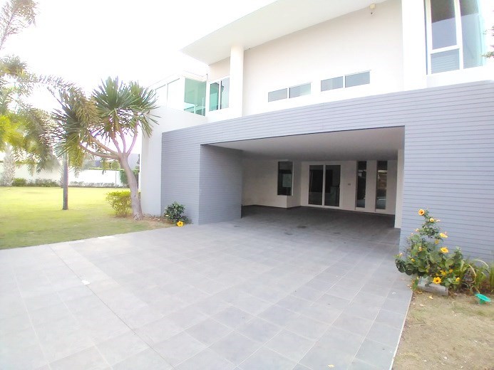 House for sale East Pattaya showing the house and carport House for sale East Pattaya showing the house and carport