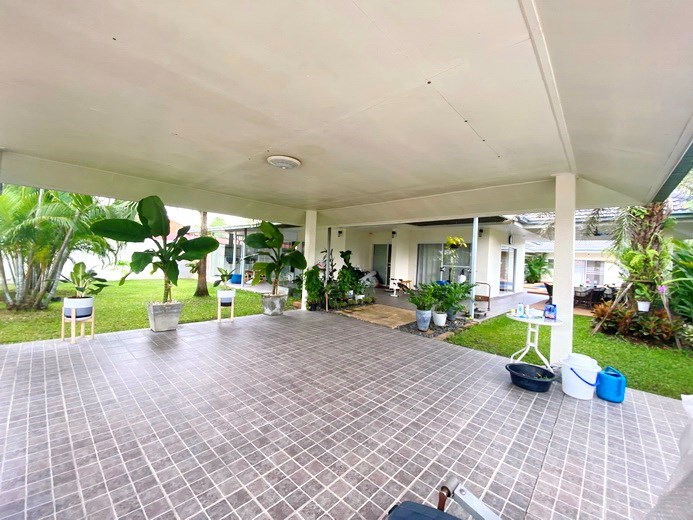 House for sale East Pattaya showing the carport 