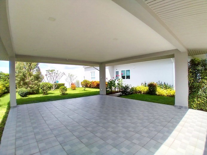 House for sale East Pattaya showing the carport House for sale East Pattaya showing the carport