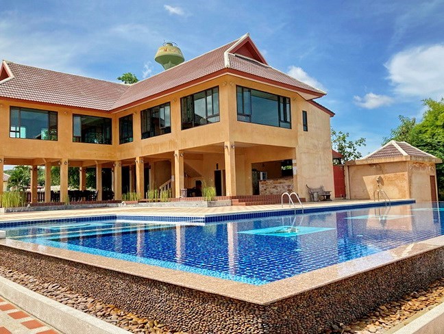 House for sale East Pattaya showing the communal pool