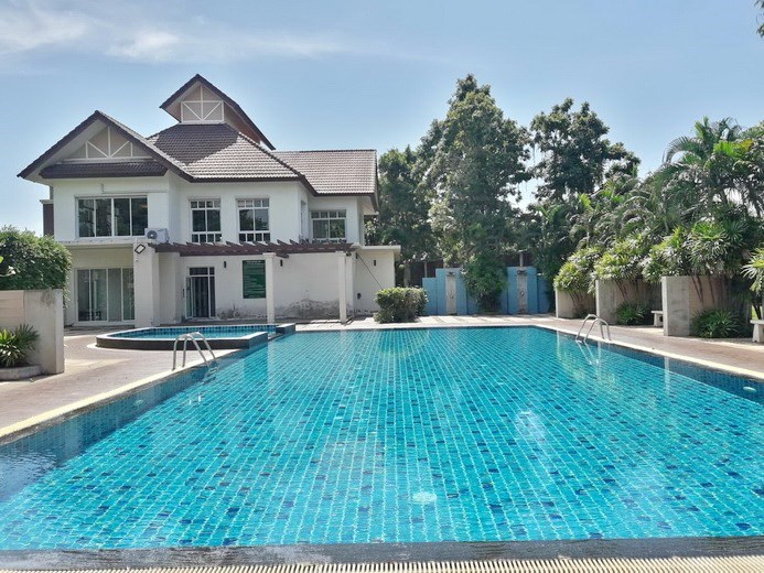 House for sale East Pattaya showing the communal pool House for sale East Pattaya showing the communal pool
