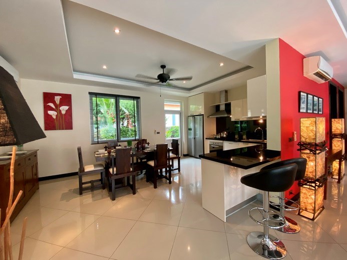 House for rent East Pattaya showing the dining area and breakfast bar