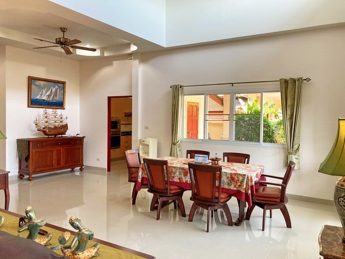 House for sale East Pattaya showing the dining and kitchen areas 