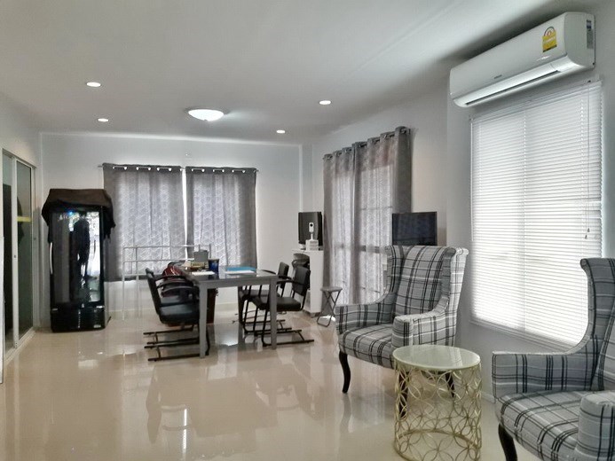 House for sale East Pattaya showing the dining area House for sale East Pattaya showing the dining area