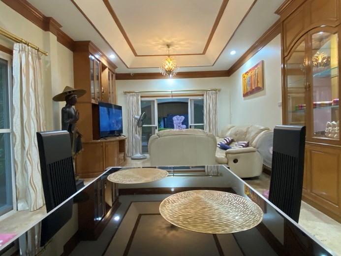 House for sale East Pattaya showing the dining area 