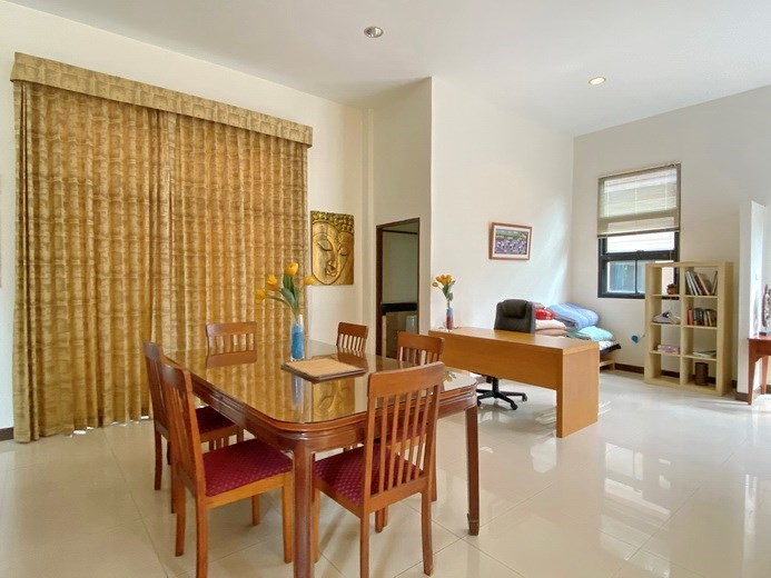 House for sale East Pattaya showing the dining area 