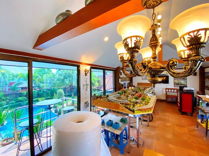 House for sale East Pattaya showing the entertainment room with pool view 