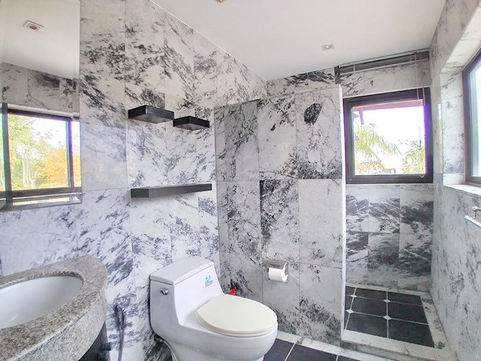 House for sale East Pattaya showing the fourth bathroom 