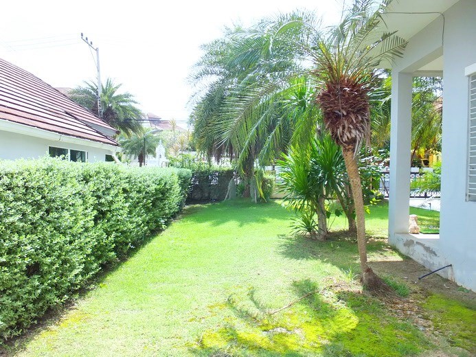 House for sale East Pattaya showing the garden 