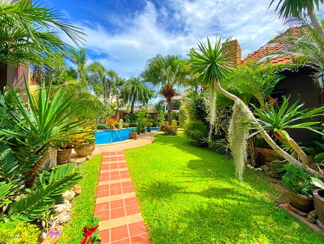 House for sale East Pattaya showing the garden 