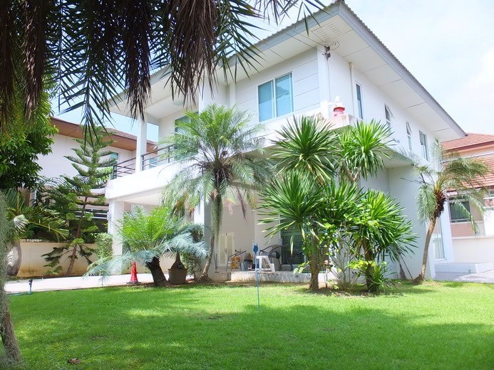 House for sale East Pattaya showing the garden and house 