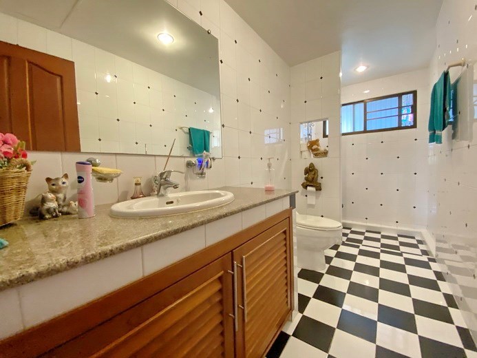 House for sale East Pattaya showing the third bathroom 