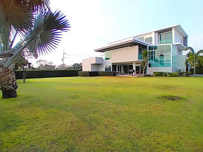 House for sale East Pattaya showing the house and garden House for sale East Pattaya showing the house and garden