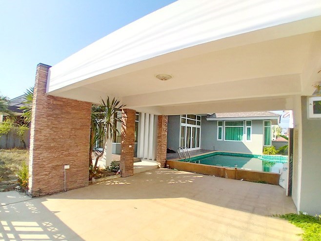 House for sale East Pattaya showing the house and garden House for sale East Pattaya showing the house and garden