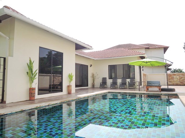 House for sale East Pattaya showing the house and pool