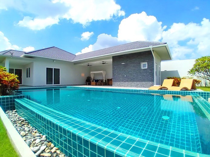 House for sale East Pattaya showing the house an pool 