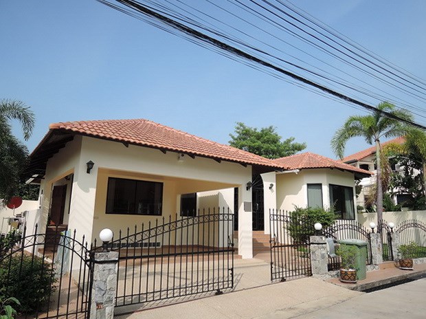 House for sale East Pattaya showing the house frontage