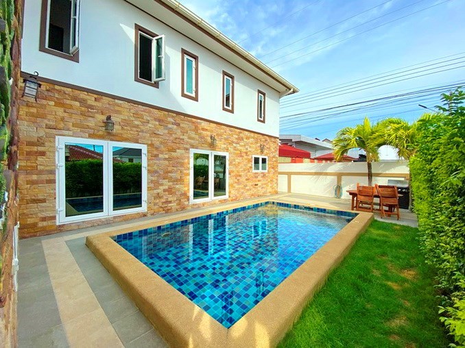 House for sale East Pattaya showing the house, garden and pool 