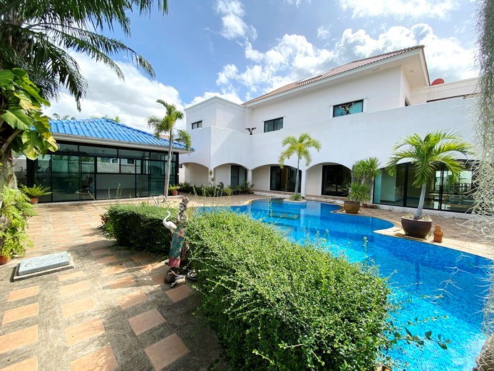 House for sale East Pattaya showing the house, pool and bar area 