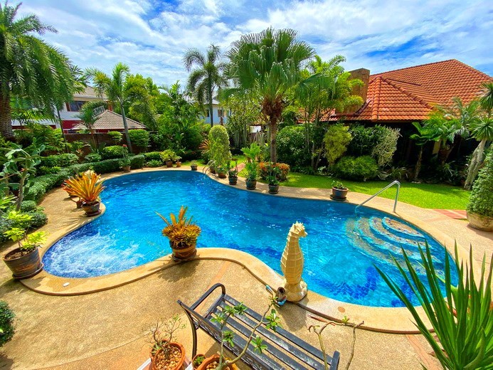 House for sale East Pattaya showing the house, pool and garden 
