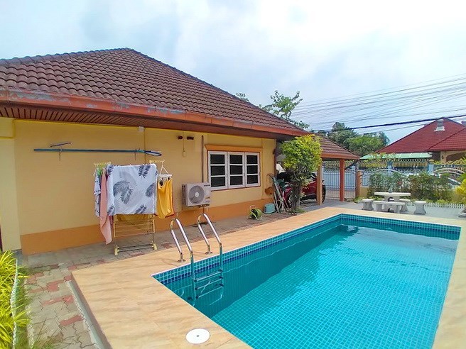 House for sale East Pattaya showing the house, pool and terrace 