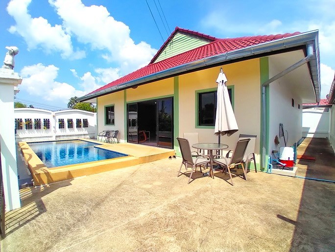 House for Sale East Pattaya showing the house, terrace and pool House for Sale East Pattaya showing the house, terrace and pool