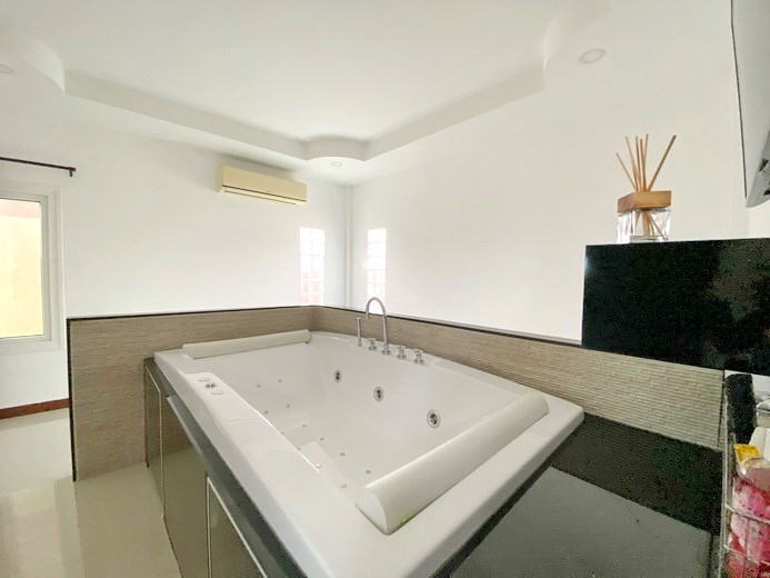 House for sale East Pattaya showing the Jacuzzi bathtub  