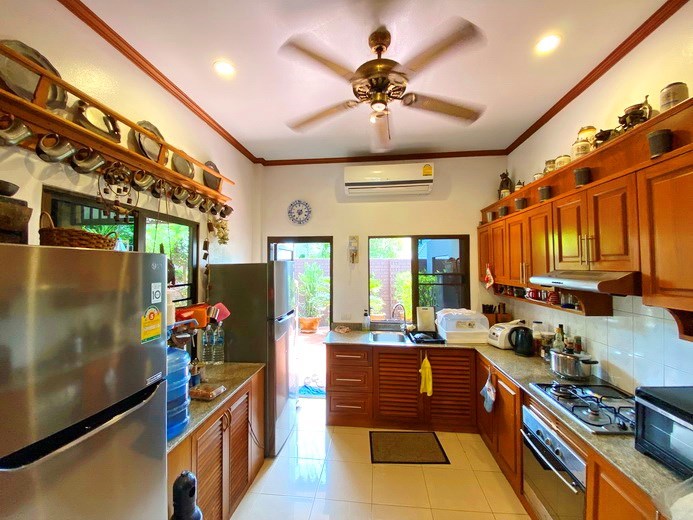 House for sale East Pattaya showing the kitchen 