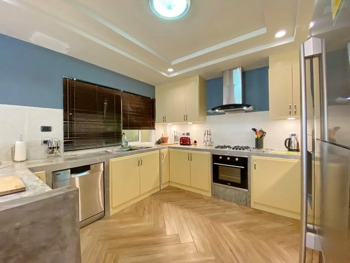 House for sale East Pattaya showing the kitchen 