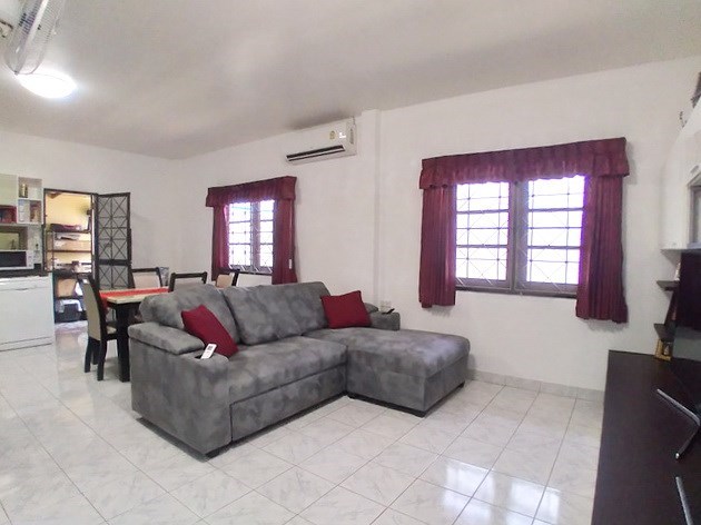 House for sale East Pattaya showing the living and dining areas 