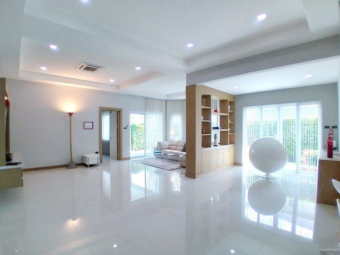 House for sale East Pattaya showing the living and dining areas House for sale East Pattaya showing the living and dining areas