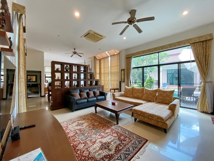 House for sale East Pattaya showing the living area 