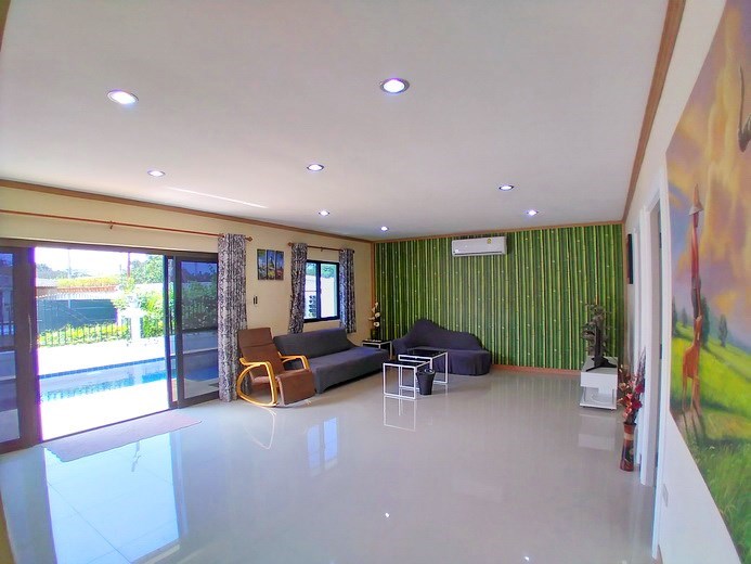 House for Sale East Pattaya showing the living area and entrance  