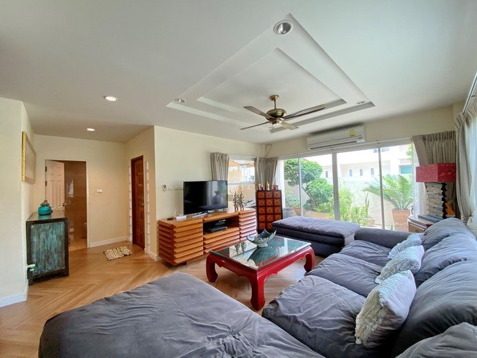House for sale East Pattaya showing the living area and guest bathroom 