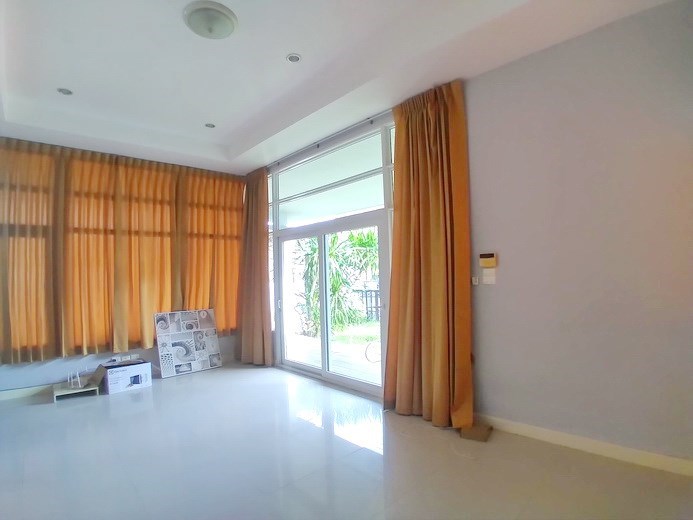 House for sale East Pattaya showing the living area