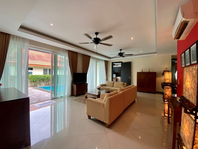 House for rent East Pattaya showing the living area pool view 