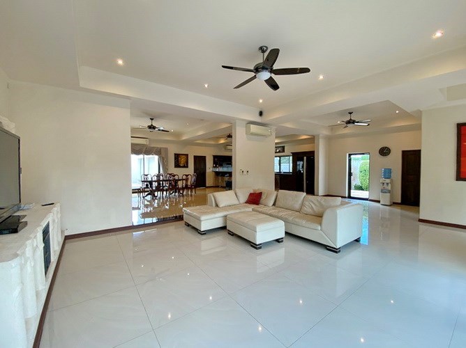 House for sale East Pattaya showing the living, dining and kitchen areas 