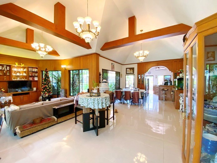 House for sale East Pattaya showing the living, dining and kitchen areas 