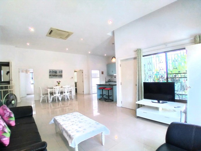 House for sale East Pattaya showing the living, dining and kitchen areas 